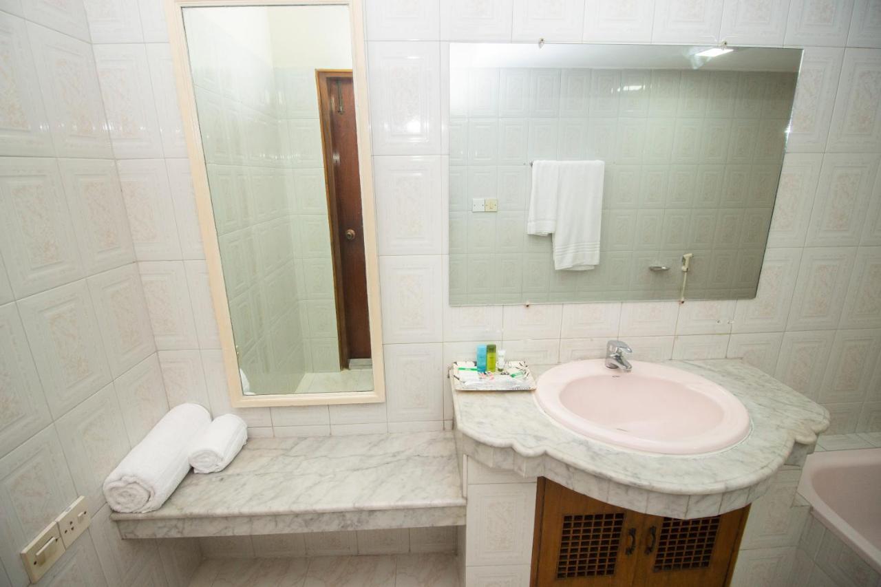Hotel Suite Palace Dhaka Esterno foto