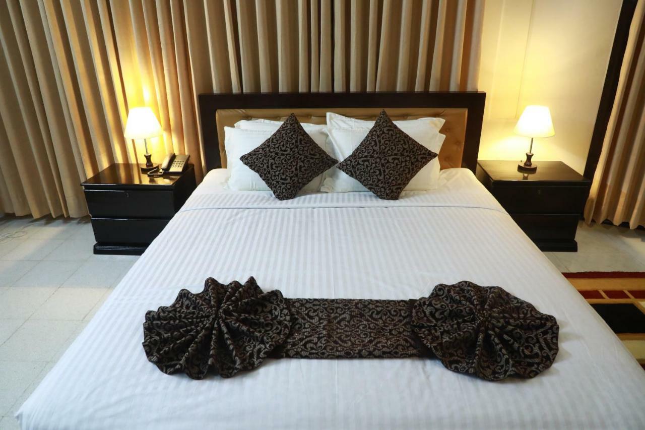 Hotel Suite Palace Dhaka Esterno foto